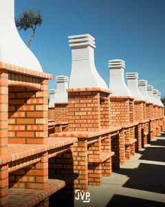 Churrasqueiras tradicionais com tijolos, Barbecues, com chaminés britadas, exposição junto ao Fabricante de Churrasqueiras