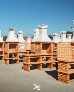 Churrasqueiras tradicionais com tijolos, Barbecues, com chaminés britadas, exposição junto ao Fabricante de Churrasqueiras